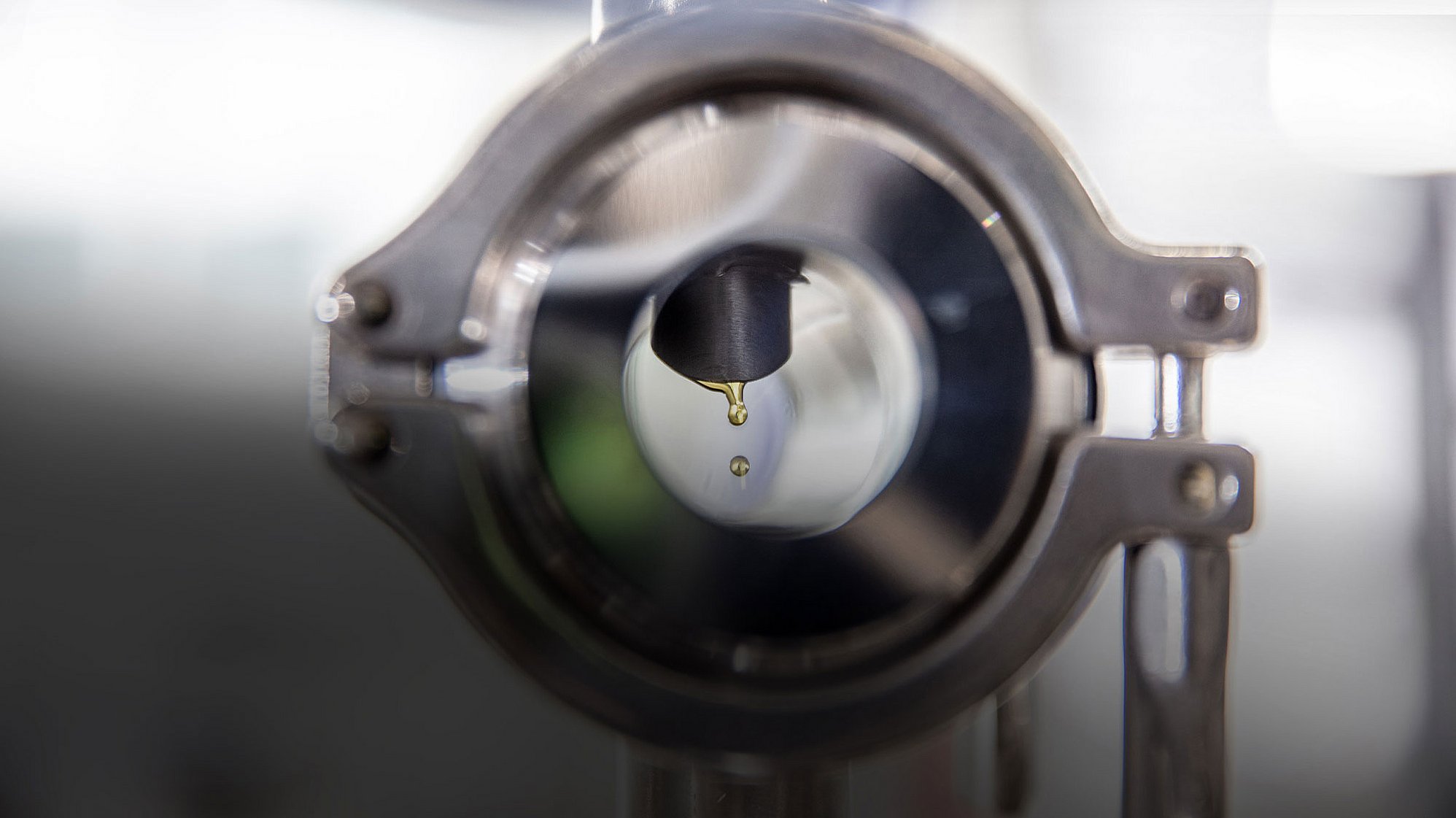 Detailaufnahme des Schauglases mit tropfendem Konzentrat in der firmeneigenen Technikums Anlage