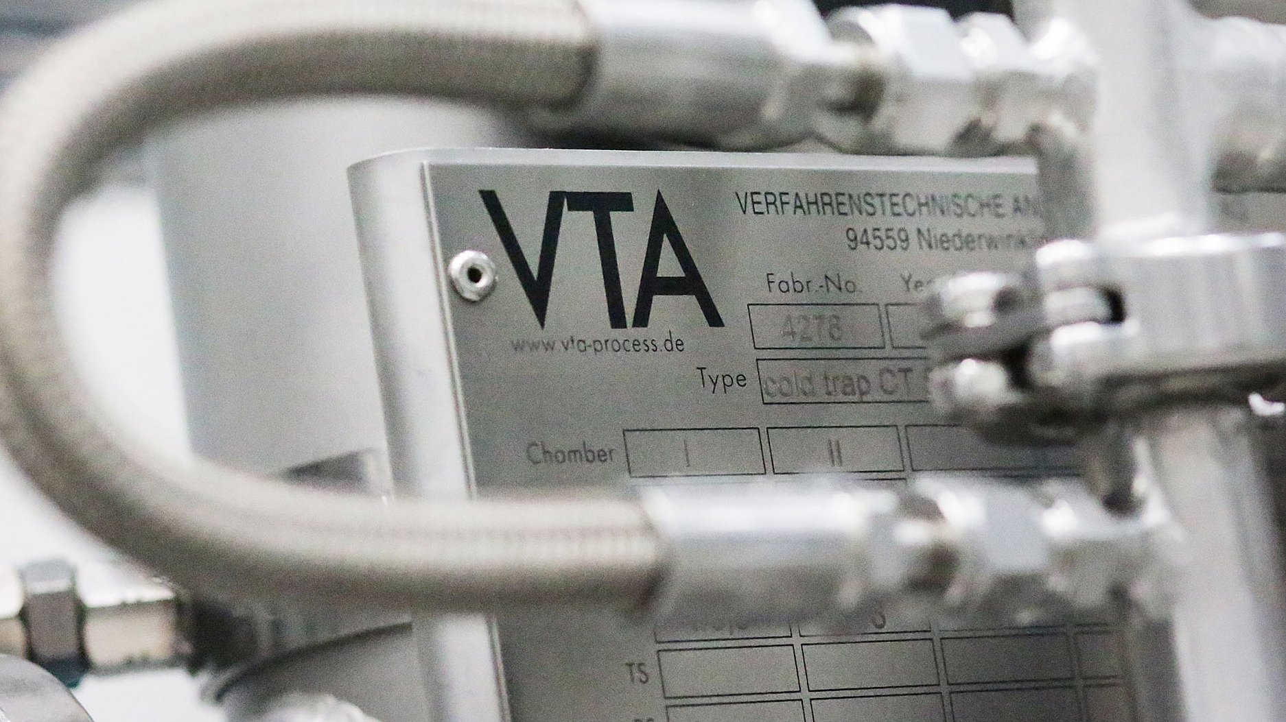 Detailaufnahme des Typenschilds einer Glasanlage