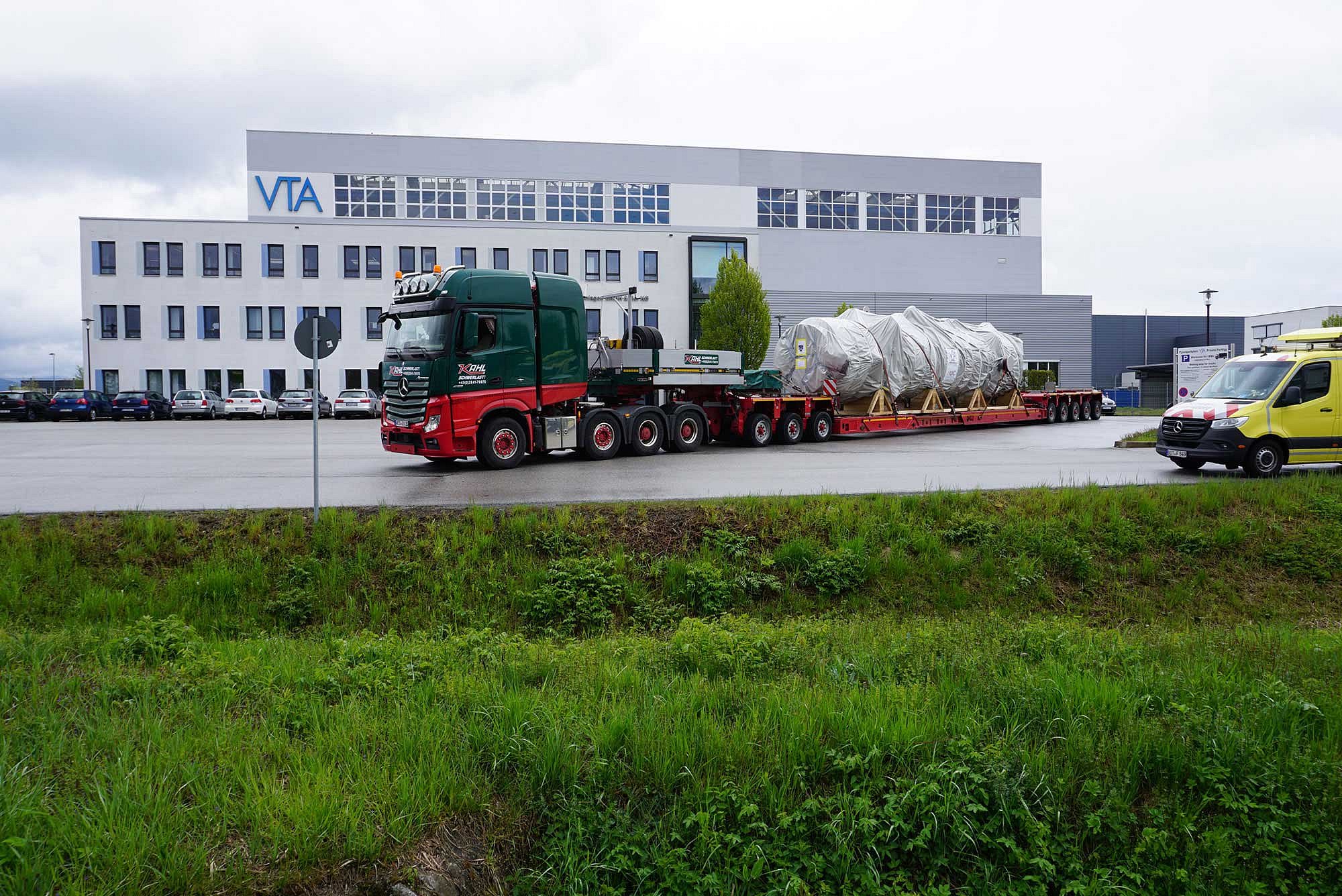 Foto des VTA-Firmengebäudes mit einem verladenen Verdampfer auf dem LKW