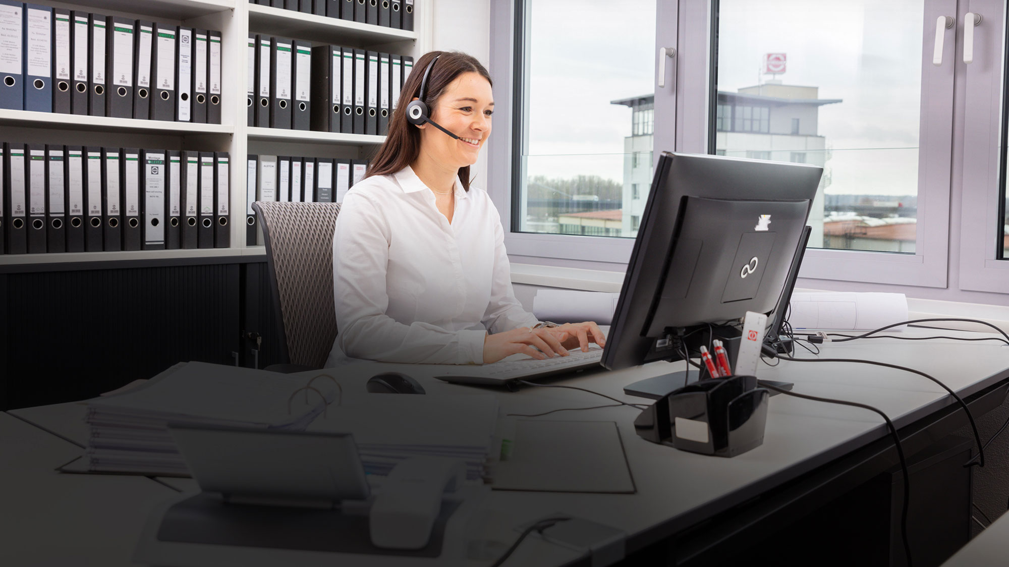 VTA-Mitarbeiterin am Schreibtisch